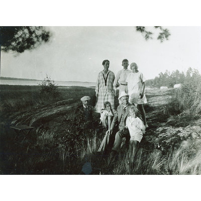 SLM P2013-2281 - Familjen Segelberg på Vivesta cirka 1926