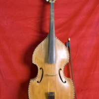 SLM 5806 1-2 - Viola da gamba med fodral, en äldre motsvarighet till cellon, från 1700-talet