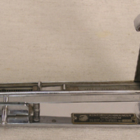SLM 32616 - Häftapparat av polerat stål, på gummifötter, 1900-talets mitt eller senare del