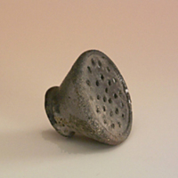 SLM 3850 - Sanddosa av keramik, skrivtillbehör, lösfynd från Nyköping