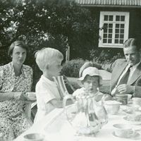 SLM P11-5800 - Familjen Helmer på besök på Mörkhulta 1939
