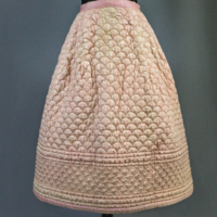 SLM 3268 - Underkjol, så kallad stubb, av rosa vaddstickat siden