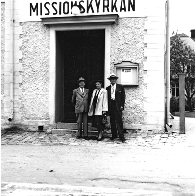 SLM P2017-0308 - Utanför Missionskyrkan i Nyköping 1956