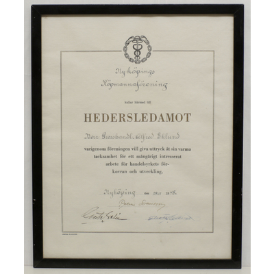 SLM 9237 - Inramat diplom, grosshandlaren Alfred Eklund kallas till hedersledamot i Nyköpings Köpmannaförening 1945
