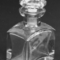 SLM 5232 - Liten rektangulär flaska av glas, möjligen för parfym, slipad glaspropp