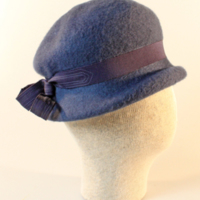 SLM 12415 4 - Hatt av blå filt med ripsband 1920-tal