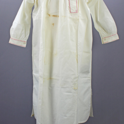 SLM 28436 - Nattskjorta av vit bomull märkt 