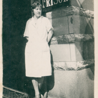 SLM P2015-651 - Karin som hårfrisörska, 1920-30-tal.
