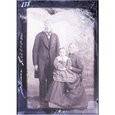 SLM X138-76 - Porträtt på äldre par och en flicka