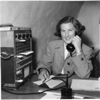 SLM M030600 - Telefonisten Linnea Svensson år 1952