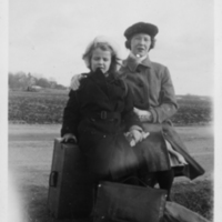 SLM P08-159 - Greta och Ingrid Julin, 1943