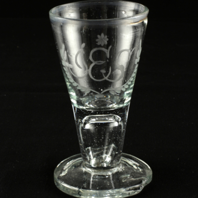 SLM 2431 - Spetsglas med luft i benet och graverad dekoration, bröllopsglas