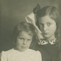 SLM P11-6893 - Foto Charlotte och Dora Indebetou, 1920-tal