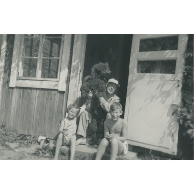 SLM P2022-1281 - Familjen Tandefelt sitter på en trappa, 1953