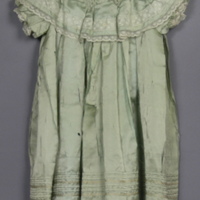 SLM 12544 1 - Flickklänning av ljusgrönt siden från 1904