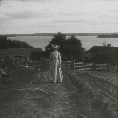 SLM DIA2022-0014 - Kvinna vid sjön Klemmingen i bakgrunden, Gnesta