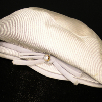 SLM 37115 - Hatt av grått konstsiden prydd med band, rosett och glassten, 1950-tal