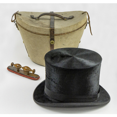 SLM 52878, 52879, 52880 - Hög hatt tillverkad av A.Ericsson i Stockholm, med tillhörande hattask och borste