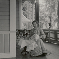 SLM P11-6352 - Elisabeth Indebetou på verandan i Villa Nyhem, Kvicksund