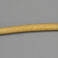 SLM 21154 - Grep med fyra horn av järn och träskaft, från Helgarö by i Helgarö socken