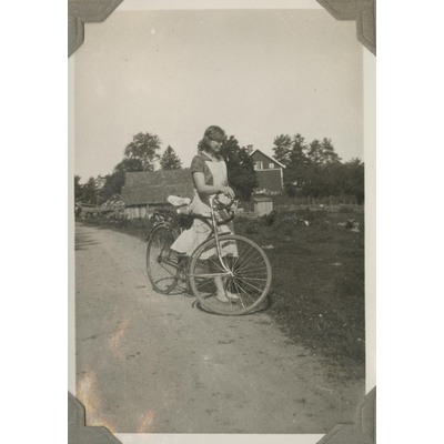 SLM P10-529 - Inez med cykel, Segersta 1931