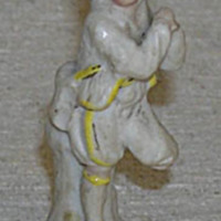 SLM 6180 129 - Dockskåpsprydnad, figurin av keramik