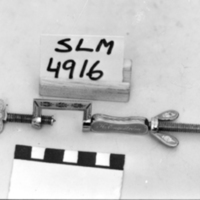 SLM 4916 - Syskruv av polerat och etsat stål, märkt 