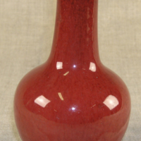 SLM 28178 - Kinesisk vas av rödglaserad keramik, Tung-chih 1862-73.