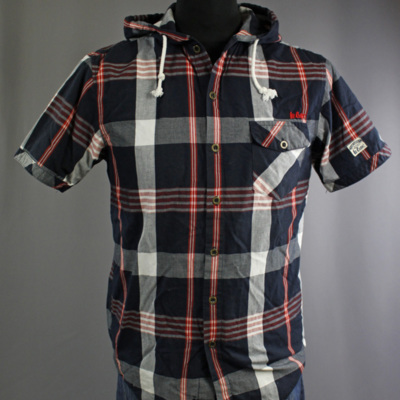 SLM 37327 2 - Rutig skjorta med luva som tillhör outfit bestående av t-shirt, skjorta, pikétröja, jeans och Converseskor.