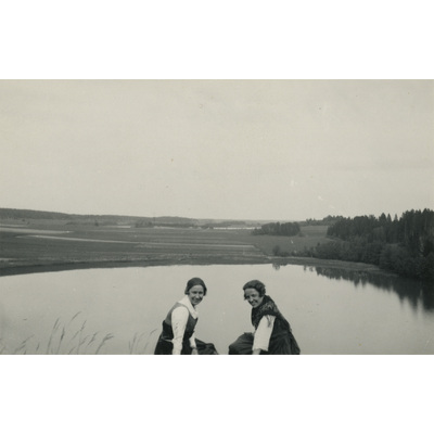 SLM P2022-1262 - Två kvinnor i folkdräkt, Lids socken 1932