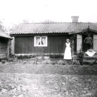 SLM M032797 - Johan Karlsson och döttrarna Elsa till höger och Klara till vänster, Stora Hult i Husby-Oppunda socken, 1920-tal