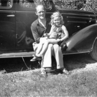 SLM Ö985 - Curt Törneros med sin dotter Lena vid bil
