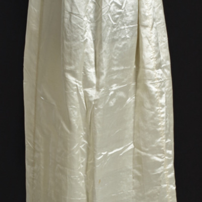 SLM 11699 - Dopklänning av vitt siden med bred tyllspets, 1800-tal