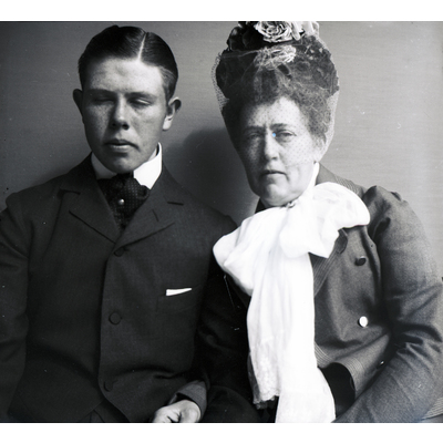SLM Ö283 - Carl och Ingeborg Åkerhielm på Ökna omkring 1903