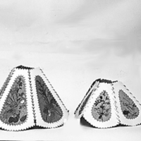 SLM 11962 1-2 - Lampskärmar av dekorerad papp, från Svärdsta i Bettna socken