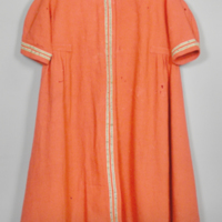 SLM 11887 - Klänning av rött ylle med dekorationsband, tidigt 1900-tal