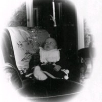 SLM M033901 - Porträtt av ett spädbarn i en stol.
