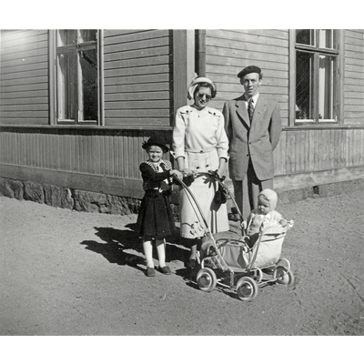 SLM P2018-0368 1-2 - Familjen Germundson utanför lägenheten på Stationsgatan i Bollnäs 1951.