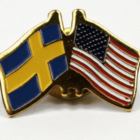 SLM 34911 7 - Märke, pin med den svenska och amerikanska flaggan, 1970-tal