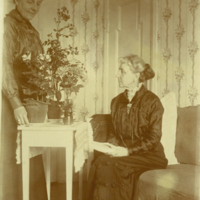SLM P11-5914 - Systrarna Annie Rydström (f.1859) och Edith Drakenberg (1867-1935) år 1914