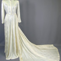 SLM 22490 - Brudklänning av mönstervävt konstsiden från 1944