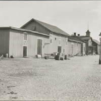 SLM M033705 - Hamnen i Nyköping år 1915, skeppsbron med stadens magasin