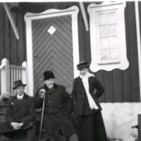 SLM M027862 - Tre personer vid trappa, Oxelösund på 1920-talet