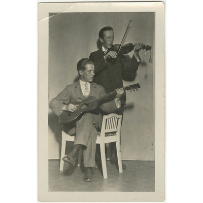 SLM P2022-0385 - Två män spelar fiol och gitarr