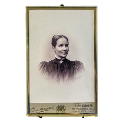 SLM 22784 - Inramat foto, sannolikt Johanna Emilia (Emy) Larsson f. i Husby-Oppunda 1895
