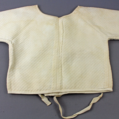 SLM 28332 - Babyskjorta av mönstervävd bomull, från familjen Åkerhielm, Ökna i Floda socken