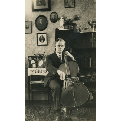 SLM P2022-1372 - En man spelar cello
