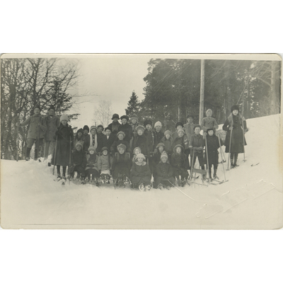 SLM P2022-0451 - Gruppfoto av barn i snön