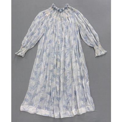 SLM 52538 - Flickklänning av tryckt gasväv prydd med smock, Tidigt 1900-tal