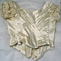 SLM 6292 6 - Liv med gallerärm av vitt siden, ursprungligen en brudklänning från 1860-talet som sytts om till hovdräkt